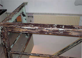 Verf van de houten balustrade verwijderen